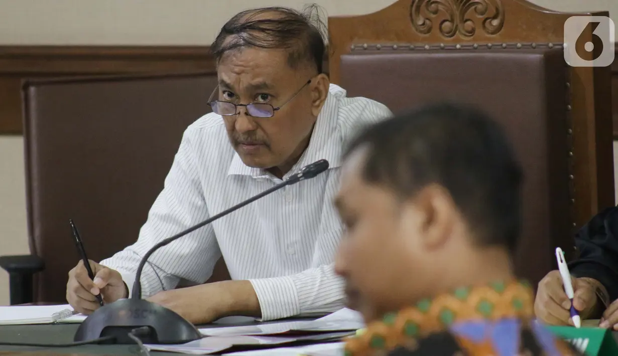 Terdakwa dugaan merintangi pemeriksaan pengadaan E-KTP, Markus Nari menyimak keterangan saksi-saksi saat sidang lanjutan di Pengadilan Tipikor, Jakarta, Rabu (9/10/2019). (Liputan6.com/Helmi Fithriansyah)