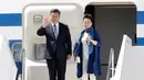 Presiden China Xi Jinping dan istrinya, Peng Liyuan melambaikan tangan setibanya di Hamburg, Jerman, Kamis (6/7). Sejumlah kepala negara telah tiba di Hamburg jelang pembukaan KTT G20 pada 7-8 Juli 2017. (AP/Michael Sohn)