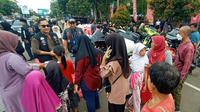 Harley Davidson Club Indonesia (HDCI) Serang Bagikan 1.000 Takjil di Kota Serang, Banten. (Senin, 10/04/2023). (Yandhi Deslatama/Liputan6.com).