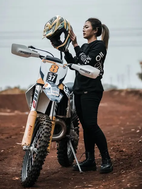 Cantik Tapi Garang Ini 6 Potret Artis Perempuan Naik Motor Trail Entertainment Fimela Com