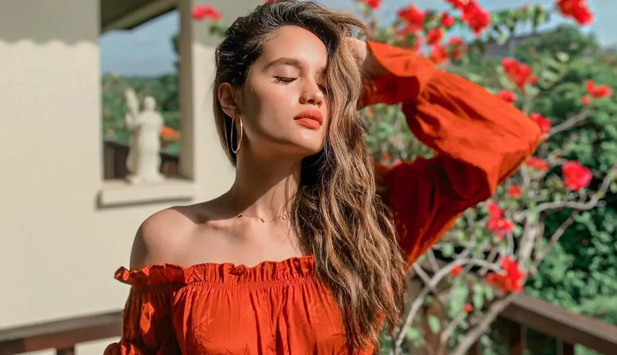 Pakai baju off shoulder warna merah, aura cantik pemilik nama lengkap Cinta Laura Kiehl ini begitu terpancar. Rambutnya yang dibiarkan terurai dan makeup natural mendapat berbagai pujian dari warganet.(liputan6.com/IG/@claurakiehl)