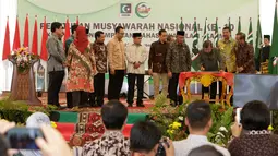 Wakil Presiden RI Jusuf Kalla menandatangani prasasti  saat peresmian Gedung Insan Cita Medan disela penutupan Musyawarah Nasional (Munas) Korps Alumni Himpunan Mahasiswa Islam ke-10 di Medan