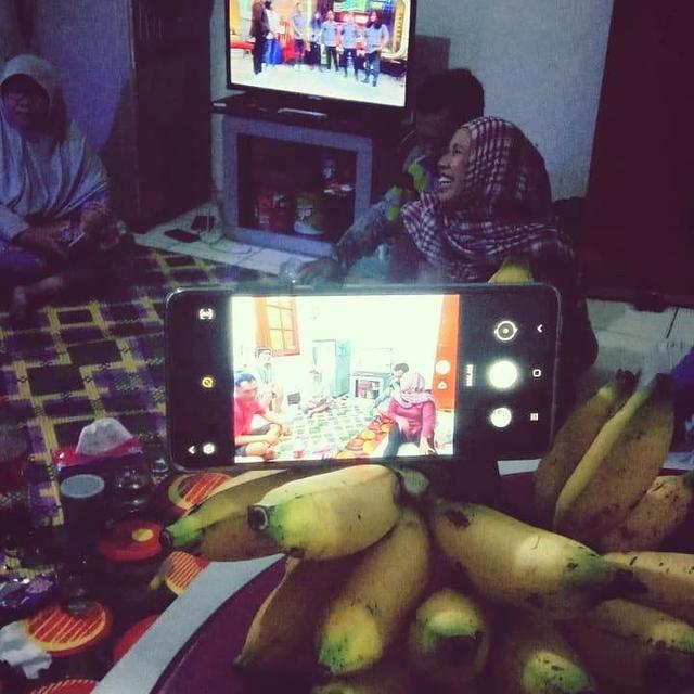 8 Aksi Nyeleneh Orang Enggak Punya Tripod saat Pakai Gadget Ini Kocak