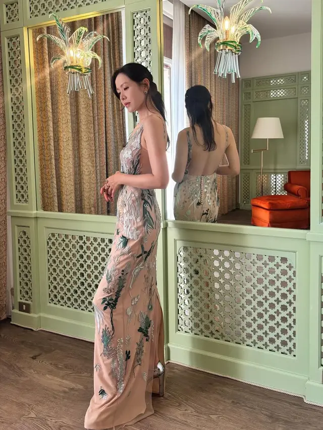 Gaya anggun Son Ye Jin selama di Italy. [@yejinhand]