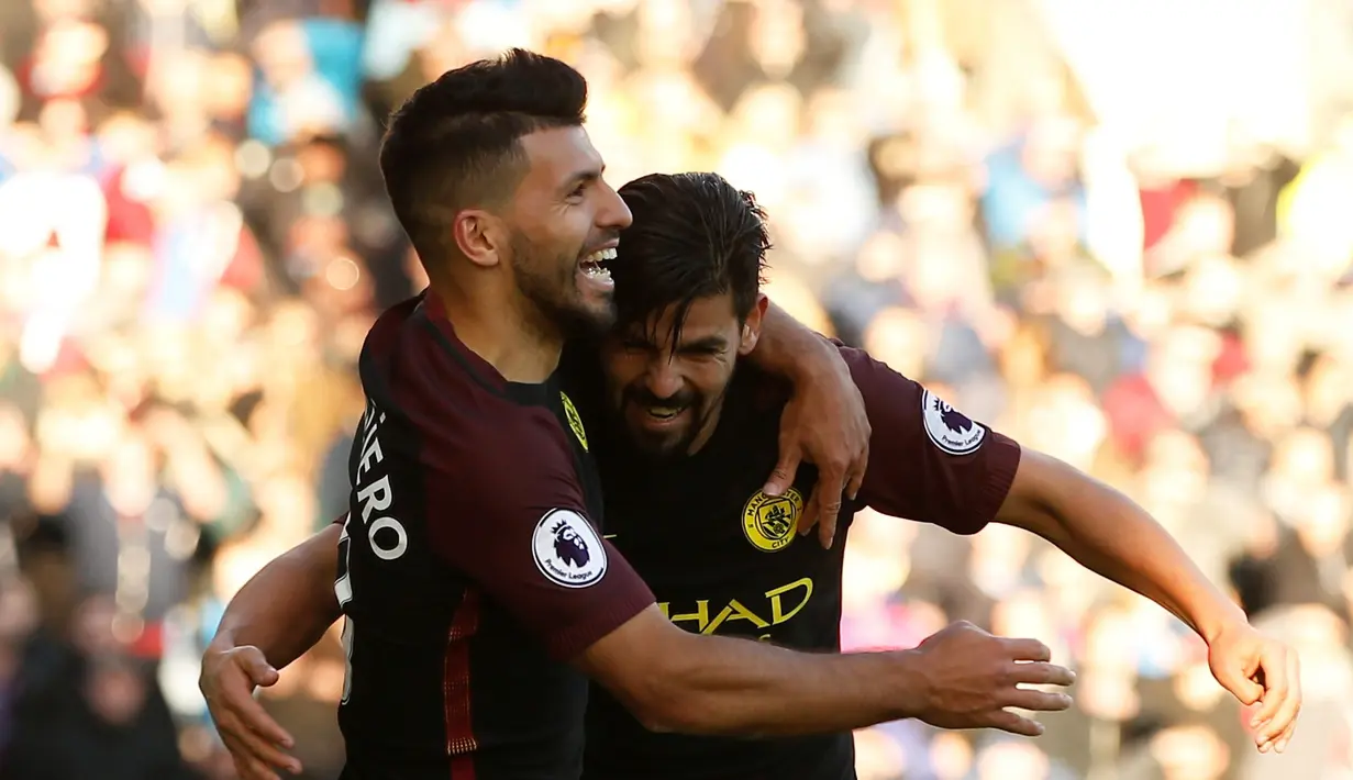 Sergio Aguero mencetak 2 gol saat Manchester City berjaya di kandang Burnley, 2-1, dalam laga Premier League di Stadion Turf Moor, Sabtu (26/11/2016). (Reuters/Andrew Yates)