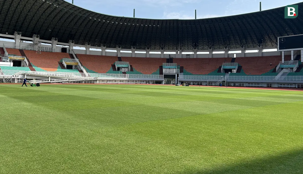 Seorang petugas melakukan perawatan rumput Stadion Pakansari, Cibinong, Kabupaten Bogor, Rabu (23/7/2026), menjelang bergulirnya Piala AFF 2026. Kondisi rumput yang hijau dan terawat menjadi bagian dari persiapan stadion untuk menjadi kandang Timnas Indonesia pada dua laga Grup A. (Bola.com/Muhammad Adi Yaksa)