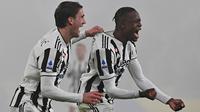 Dusan Vlahovic dan Denis Zakaria mencetak gol pada laga debut bersama Juventus melawan Hellas Verona di Juventus Stadium pada lanjutan Liga Italia 2021/2022, Senin (7/6/2022). (AFP/Isabella Bonotto)