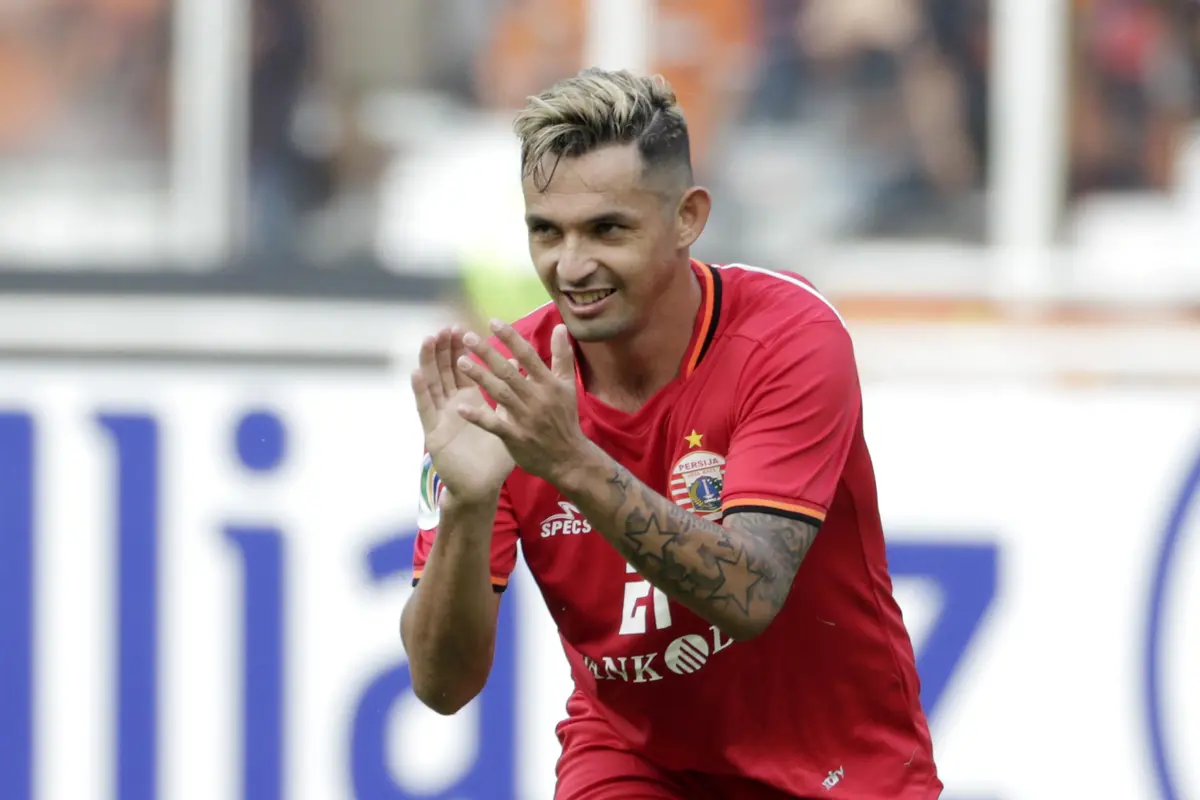 Striker Persija Jakarta, Silvio Escobar, bertepuk tangan saat melawan Becamex Binh Duong pada laga Piala AFC. (Bola.com/M. Iqbal Ichsan)