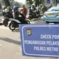 Rambu-rambu peringatan selama hari pertama penerapan Pembatasan Sosial Berskala Besar (PSBB) di Jalan Akses UI, Depok, Jawa Barat, Rabu (15/4/2020). Berdasarkan Peraturan Wali Kota Depok Nomor 22 Tahun 2020, Kota Depok menerapkan PSBB pada 15-28 April 2020. (merdeka.com/Iqbal S Nugroho)