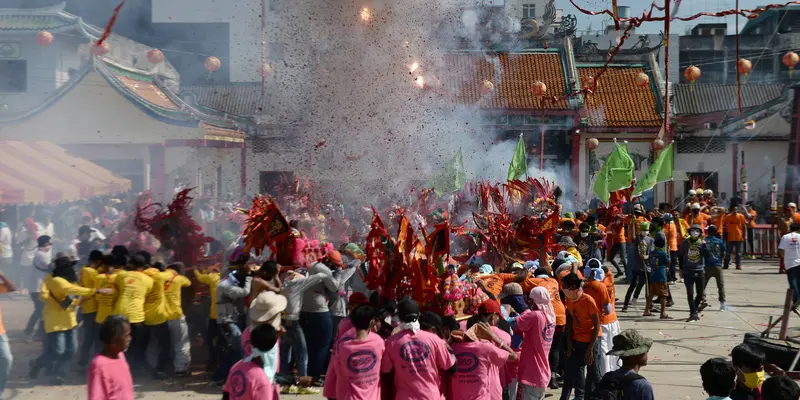 Ledakan Petasan Meriahkan Festival Keagamaan di Thailand