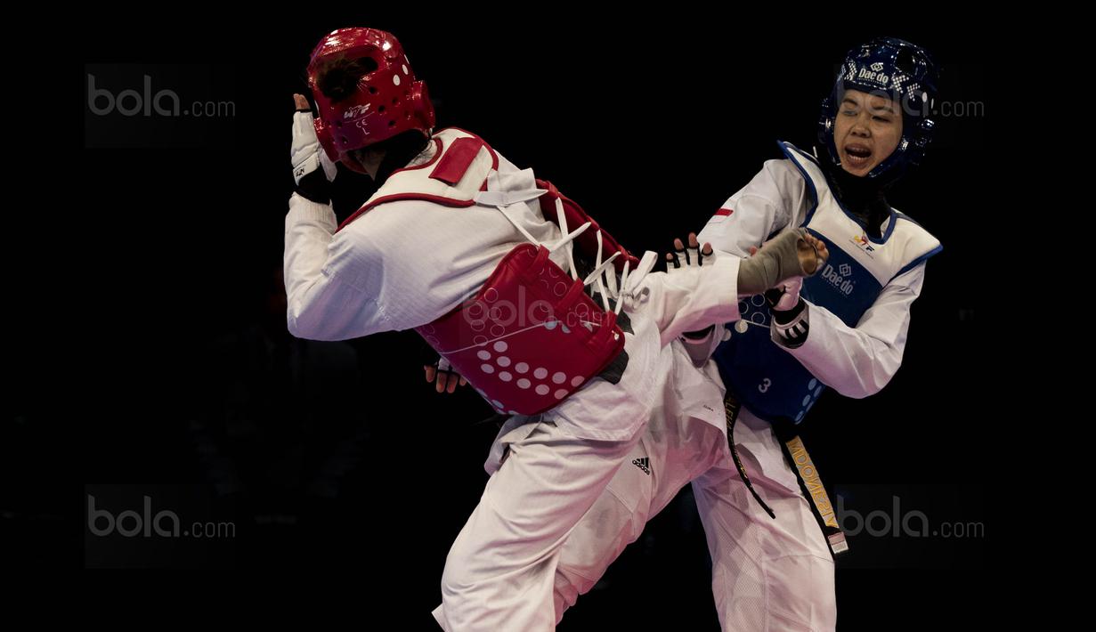 Atlet taekwondo Indonesia, Shaleha Fitriana (biru), saat melawan Nguyen Ha Thi pada final kelas kyorugi -62 SEA Games di KLCC, Kuala Lumpur, Minggu (27/8/2017). Kalah di final, Shaleha harus puas meraih perak. (Bola.com/Vitalis Yogi Trisna)