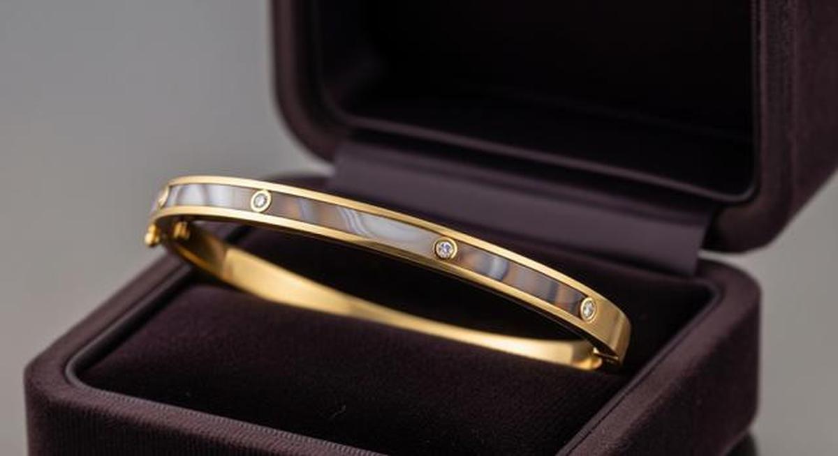 8 Tren Gelang Emas Bangle Tipis 2026 untuk Ibu Usia 50 Tahun yang Suka Tampilan Rapi, Mewah Elegan