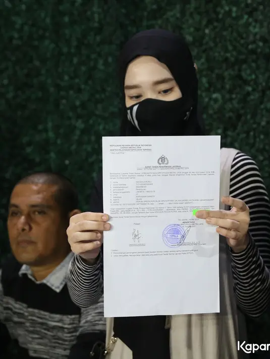 "Telah melaporkan dugaan tindak pidana perzinaan UU Nomor 1 Tahun 1946 tentang KUHP sebagaimana dimaksud dalam Pasal 284, dengan Terlapor atas nama Virgoun Teguh Putra, atas nama A. TEN," sambungnya. [Foto: Budy Santoso/KapanLagi.com]