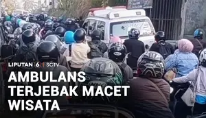 Ambulans Terjebak Macet Wisata