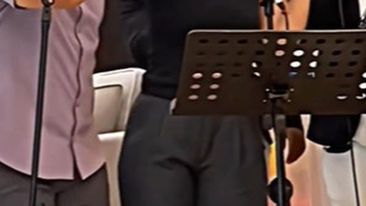 Maruli bersama sang putri asyik bernyanyi hingga berjoged.