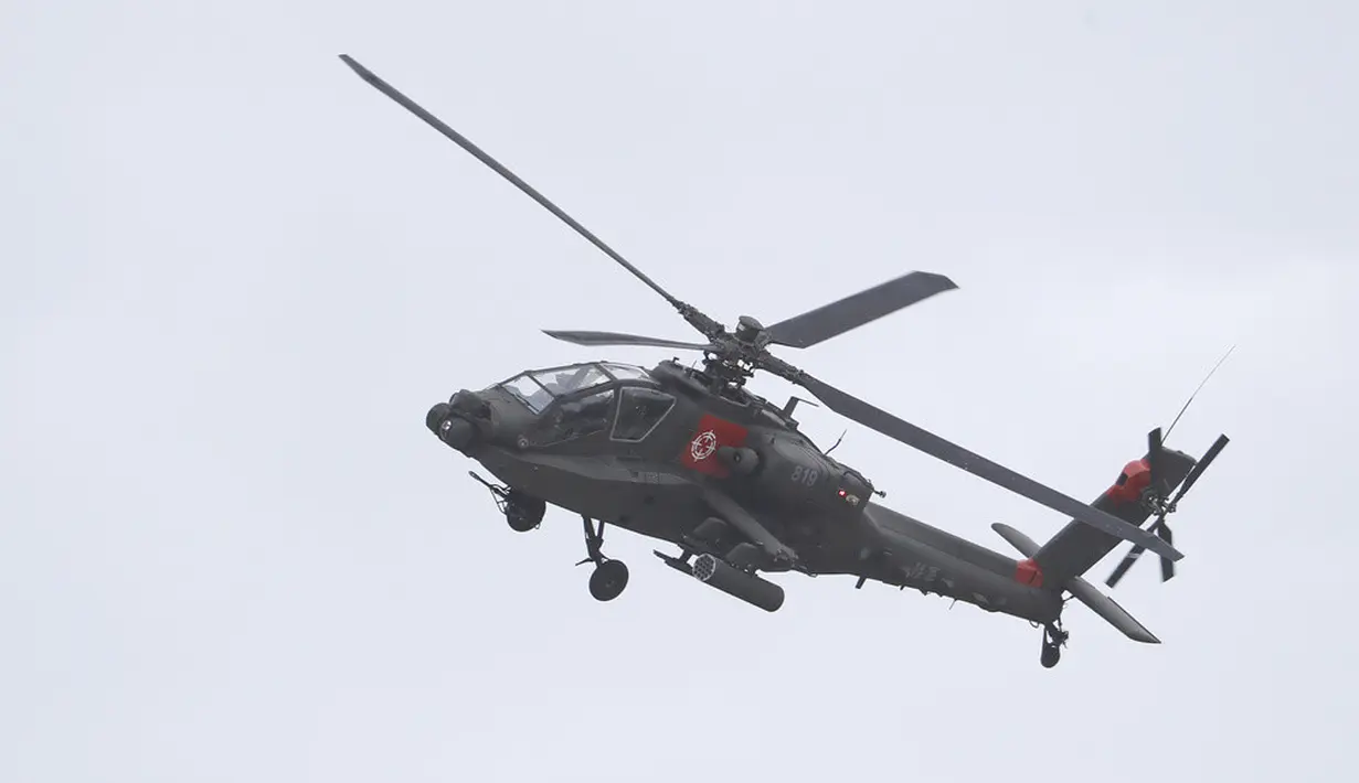 <p>Selain menguji ketahanan Taiwan dengan berulang kali memasuki Zona Identifikasi Pertahanan Udaranya dan melintasi garis median di Selat Taiwan, yang merupakan batas tidak resmi, Tiongkok juga mengerahkan pesawat militer dan kapal-kapal angkatan laut ke sisi timur pulau itu dalam beberapa bulan ini. (AP Photo/ Chiang Ying-ying)</p>