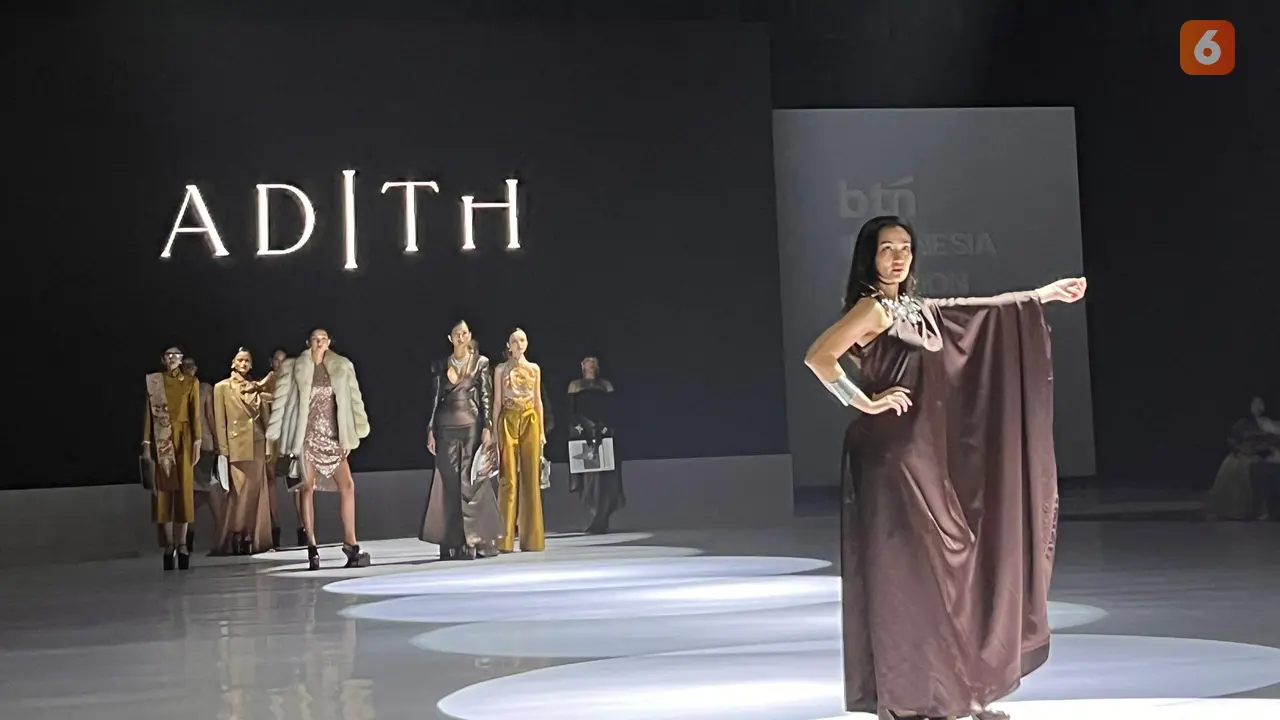 Dua pesohor Tanah Air, Atiqa Hasiolan dan Randy Pangalila tampil sebagai muse di perhelatan Indonesia Fashion Week (IFW) 2025 hari ke-4 di Jakarta International Converence Centre (JICC), Jumat (30/5/2025).