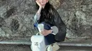 Serba Celine, Bae Suzy padukan oversized blazer dengan lengan yang digulung dan celana jeans. OOTD ini bisa outfit traveling yang nyaman dengan slip on sandal dan backpack [@skuukzky]