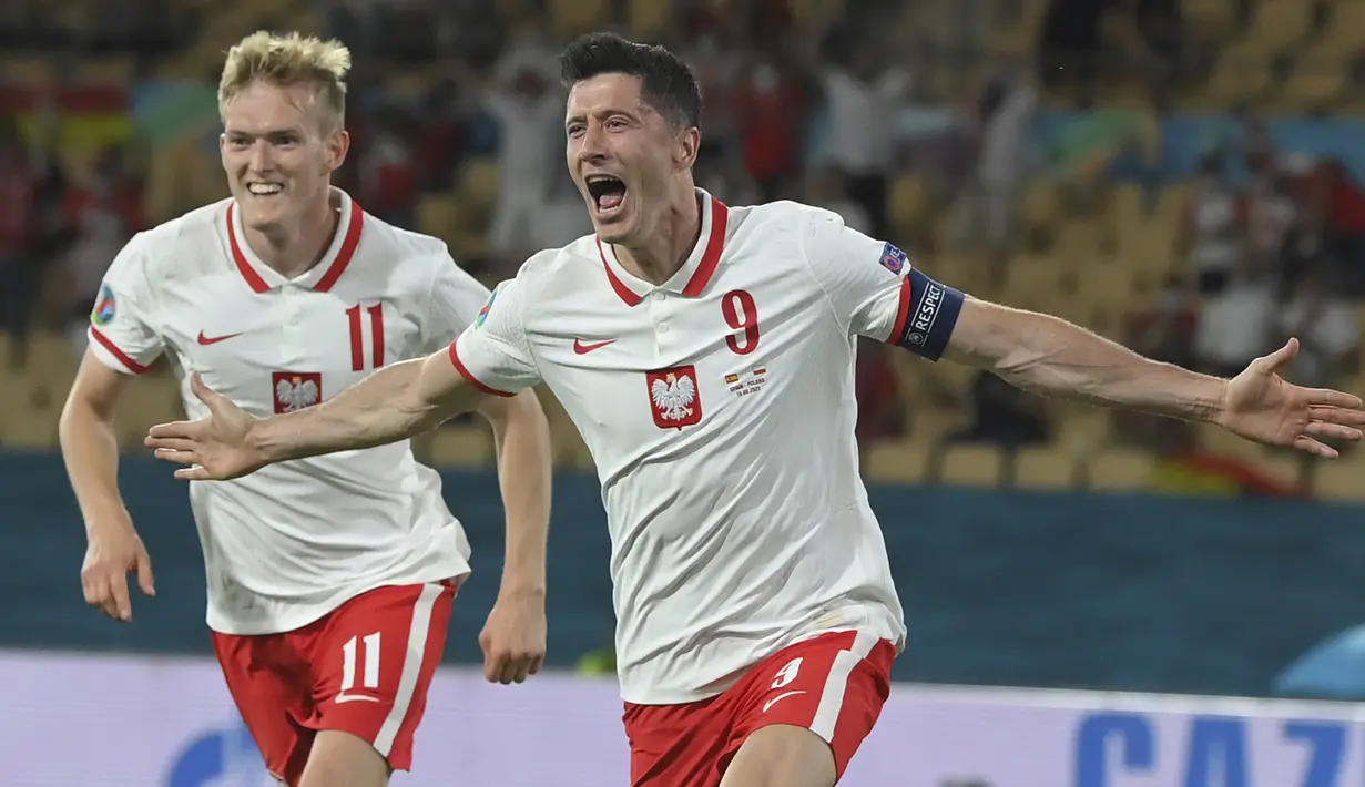 Polandia langsung mengambil inisiatif penyerangan di awal babak kedua. Hasilnya, pada menit ke-52 striker Robert Lewandowski berhasil mencetak gol lewat sundulan kepala menerima umpan Kamil Jozwiak. Skor berubah 1-1. (Foto: AP/Pool/David Ramos)