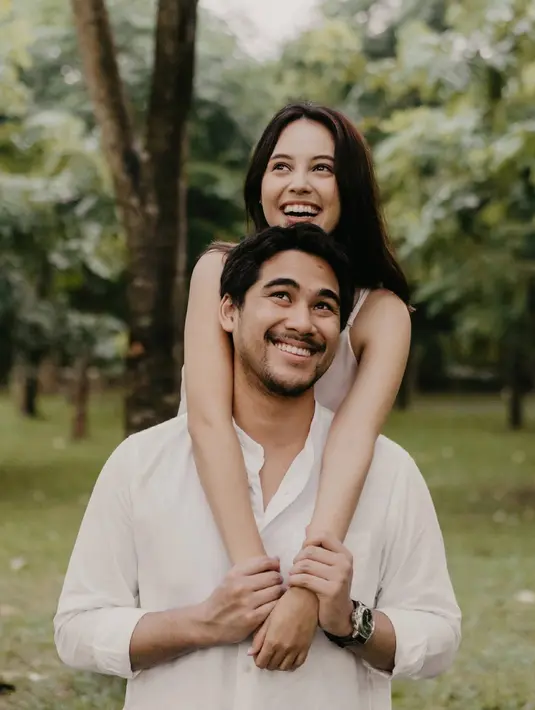 Baru saja dilamar kekasih serta sudah memiliki cincin di jari manisnya, Anggika pun terlihat sangat sumringah saat memamerkan cincin tersebut dalam media sosial Instagramnya. Banyak netizen dan penggemarnya pun memberikan ucapan selamat dan doa di kolom komentar Instagramnya. (Liputan6.com/IG/@anggikabolsterli)
