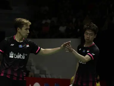 Ganda Putra Indonesia, Kevin Sanjaya/Marcus Gideon, saat menghadapi wakil Tiongkok, He Ji Ting/Tan Qiang, pada laga Indonesia Masters 2020 di Istora, Jakarta, Kamis (16/1). Kevin/Marcus unggul 21-19 dan 21-13. (Bola.com/Yoppy Renato)