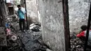 Warga mencari sisa harta benda usai kebakaran menghanguskan Kelurahan Kebon Kosong, Kemayoran, Jakarta, Rabu (26/12). Sebagian korban kebakaran memilih mengungsi ke rumah kerabat daripada ke pengungsian. (Liputan6.com/Faizal Fanani)