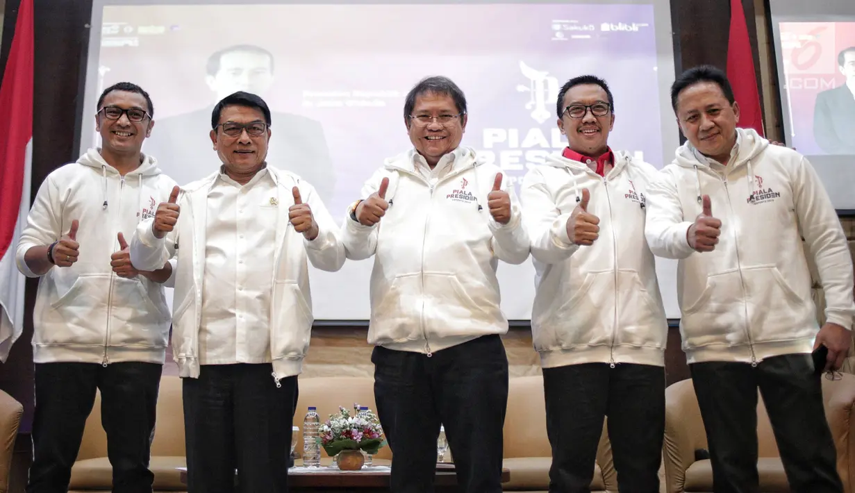 Menpora Imam Nahrawi (kedua kanan) berpose seusai membuka Turnamen Piala Presiden e-Sports 2019 di Gedung Kemensetneg,, Jakarta, Senin (28/1). Turnamen Piala Presiden e-Sports resmi digelar mulai Januari sampai Maret 2019 (Liputan6.com/Faizal Fanani)
