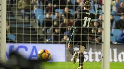 Pemain Real Madrid, Gareth Bale merayakan gol ke gawang Celta Vigo pada pertandingan pekan ke-18 La Liga di Estadio de Balaidos, Minggu (7/1). Sempat unggul berkat dua gol Gareth Bale, Madrid akhirnya harus puas dengan skor akhir 2-2. (AP/Lalo R. Villar)