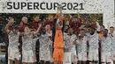 Kiper Bayern Manuel Neuer memegang trofi di depan timnya setelah memenangkan pertandingan Supercup Jerman melawan Borussia Dortmund di Signal Iduna Park Dortmund, Jerman, Rabu (18/8/2021). Munchen berhasil meraih gelar Piala Super Jerman usai mengalahkan atas Dortmund 3-1. (AP Photo/Martin Meissner)
