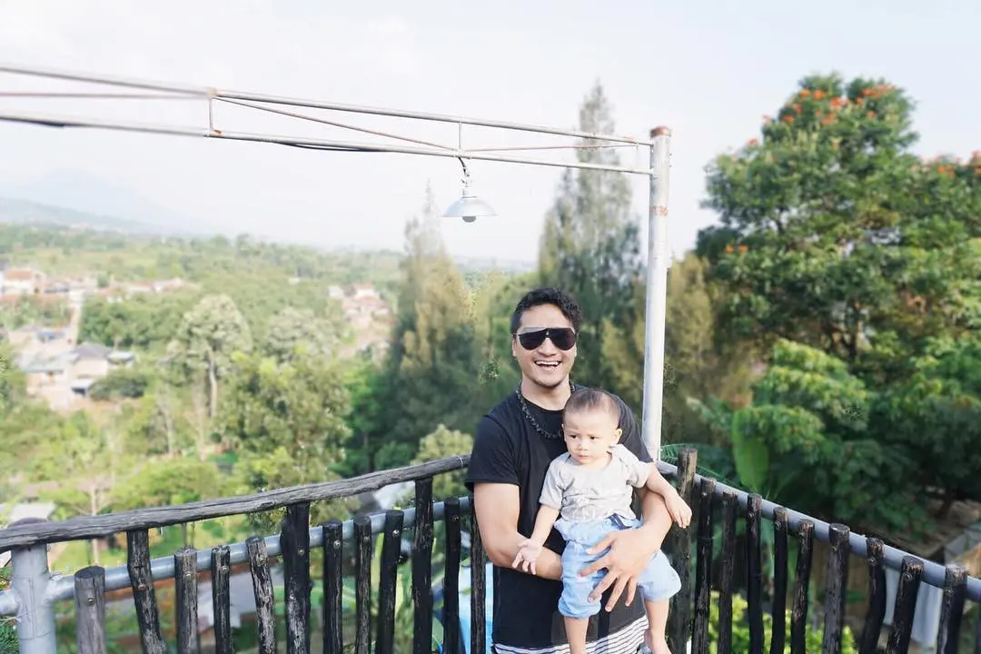 Arie Untung dan anak ketiga. (Instagram - @ariekuntung)