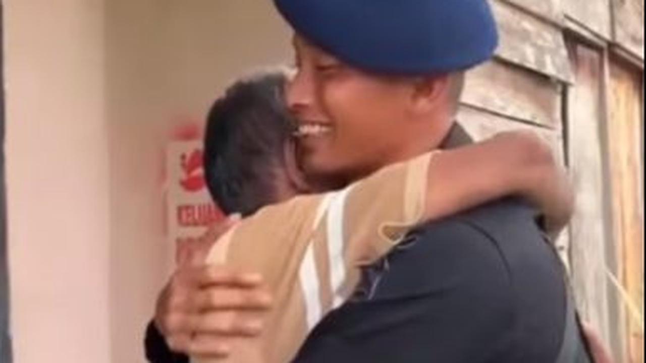 Peluk Erat Hingga Pasangkan Baret di Kepala Ayahnya