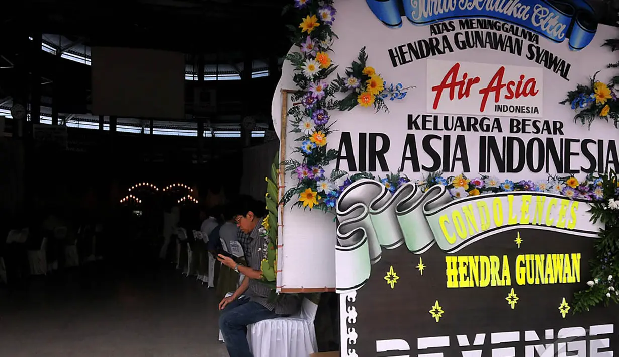Karangan bunga untuk Hendra Gunawan Syawal dari pihak AirAsia tampak terlihat di depan rumah duka Adi Jasa, Surabaya, Jatim, Minggu (4/1/2015). (Liputan6.com/Johan Tallo)