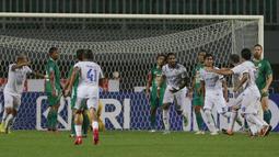 Para pemain Arema FC merayakan gol yang dicetak oleh Johan Alfarizie ke gawang PSS Sleman dalam laga pekan ke-3 BRI Liga 1 2021/2022 di Stadion Pakansari, Bogor, Minggu (19/9/2021). Arema FC kalah 1-2. (Bola.com/M Iqbal Ichsan)