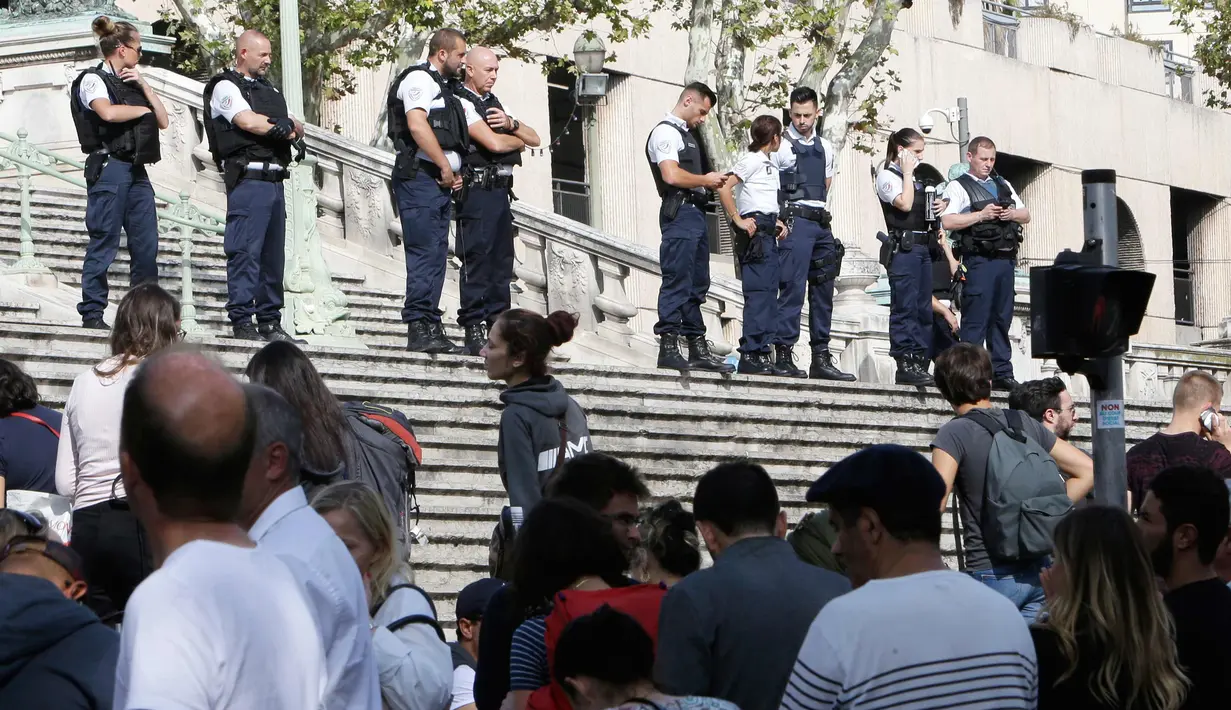 Polisi Prancis memblokir akses di tangga menuju stasiun kereta api Saint Charles, di Marseille, Prancis Selatan, (1/10). Serangan tersebut terjadi pada pukul 13.45 waktu setempat, atau 18.45 WIB. (AP Photo/Claude Paris)