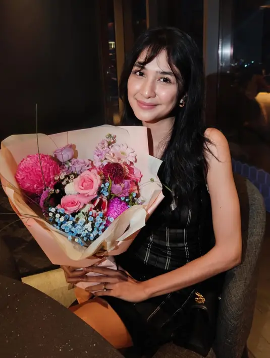 Mikha Tambayong juga menerima buket bunga warna-warni dari suaminya, Deva Mahenra. Saat dinner, Mikha pun tampil mengenakan busana bernuansa hitam. [@miktambayong]