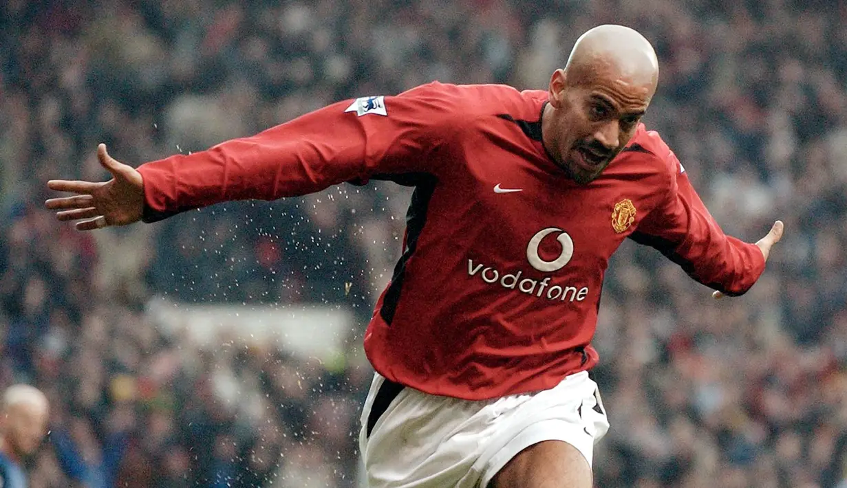 Juan Sebastian Veron. Gelandang yang kini berusia 47 tahun dan telah pensiun pada Mei 2017 bersama Estudiantes ini pernah berseragam Manchester United selama 2 musim. Ia didatangkan MU dari Lazio pada awal musim 2001/2002 dengan nilai transfer 42,6 juta euro. Akibat rentan cedera serta kalah bersaing dengan Roy Keane dan Paul Scholes, ia meninggalkan Old Trafford pada akhir musim 2002/2003 menuju Chelsea usai tampil dalam 81 laga di semua ajang dengan torehan 11 gol dan 15 assist. (AFP/Paul Barker)