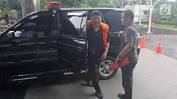 Dirut PT Sawit Golden Prima Hery Susanto Gun alias Abun tiba di gedung KPK, Jakarta, Selasa (13/2). Abun diperiksa sebagai saksi kasus TPPU atas tersangka Bupati Kutai Kartanegara, Kalimantan Timur Nonaktif Rita Widyasari. (Liputan6.com/Herman Zakharia)