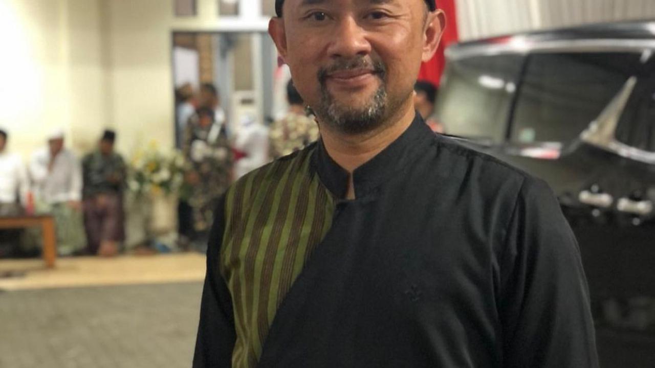 Ronal Surapradja Ajak Orangtua ke TPS, Momen Haru di Tengah Pilkada Jawa Barat 2024