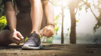 Ilustrasi sepatu lari. (Image by ijeab on Freepik)