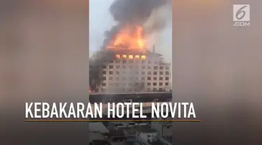 Hotel Novita kebakaran sejak pukul 06.00 WIB. Puluhan pemadam kebakaran dikerahkan untuk memadamkan api.