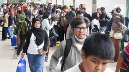 PT Kereta Api Indonesia (KAI) Daerah Operasi (Daop) 1 Jakarta mulai mengantisipasi lonjakan penumpang yang terjadi menjelang masa Angkutan Lebaran 1446 Hijriah. (Liputan6.com/Herman Zakharia)