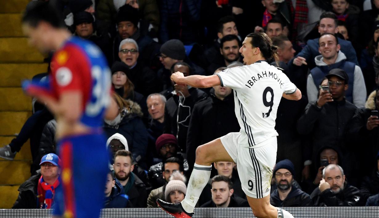 Ekspresi striker MU, Zlatan Ibrahimovic, setelah mencetak gol kedua ke gawang Crystal Palace. (Action Images via Reuters/Tony O'Brien)