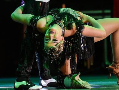 Penari salsa asal Kolombia, Niyireth Tascon tampil dalam kategori Salsa Style Line di Festival Salsa Dunia XII, di Cali, Kolombia (1/10). (AFP Photo/Luis Robayo)
