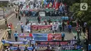 Dalam aksinya, massa juga membawa sejumlah poster dan spanduk. (Liputan6.com/Faizal Fanani)