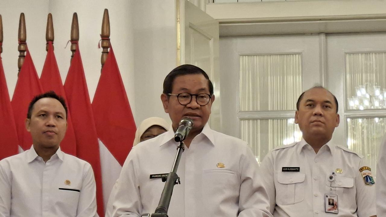 Pramono Ancam Tindak Tegas Warga yang Masih Buang Sampah ke Sungai