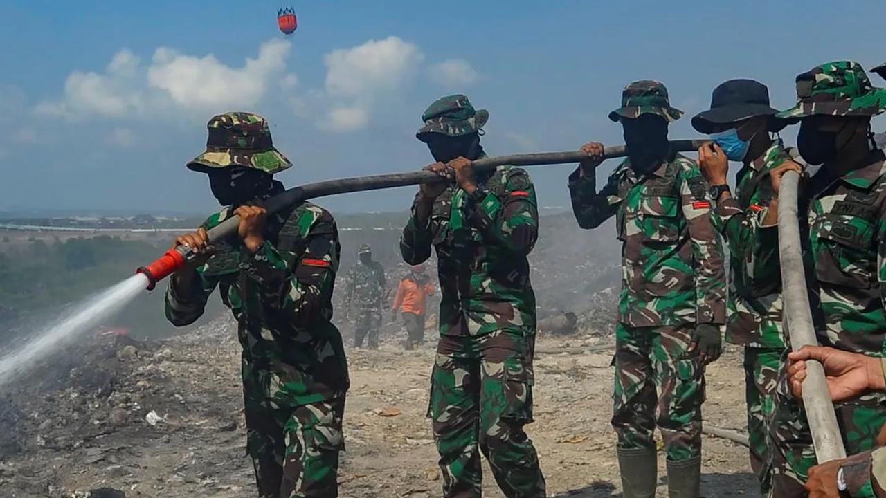 FOTO: Aksi Pasukan Raider TNI AD dan Helikopter Water Bombing BNPB Berjibaku Padamkan Api di TPA Regional Sarbagita Suwung Bali