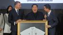 Ketua Umum PSSI, Erick Thohir (tengah) tertawa saat mendapatkan cendera mata kaos polo dari Chairman of CEO Kelme Global Clinten KE (kanan) dan Vice Chairman of Kelme Global, Borja Garcia Nieto (kiri) dalam acara perkenalan kerja sama yang berlangsung di Hotel Tribrata, Jakarta, Jumat (23/01/2026). (Bola.com/Bagaskara Lazuardi)