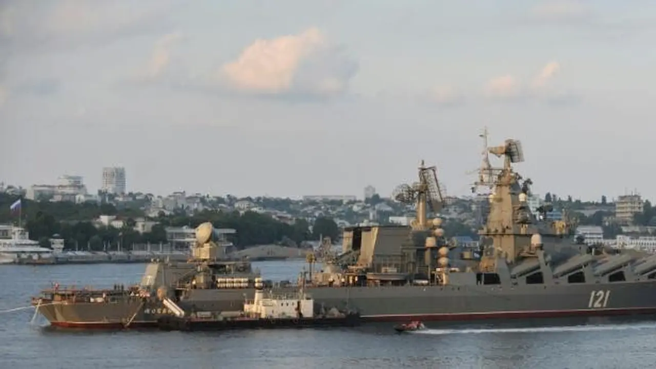 Moskva, kapal utama Angkatan Laut Rusia di Laut Hitam, telah "rusak parah" oleh ledakan amunisi, kata media pemerintah. (AFP)