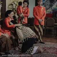 Dalam foto Kahiyang Ayu atau biasa disapa Ayang sedang melakukan sungkem pada kedua orangtuanya. Acara dilakukan jelang siraman. Sungkem meminta doa dan restu orangtua untuk membina rumah tangga dengan suami pilihannya. (Instagram/thebridebestfriend)