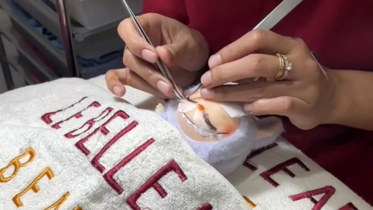 Boneka Labubu Tampil Makin Unik dengan Eyelash dan Nail Art